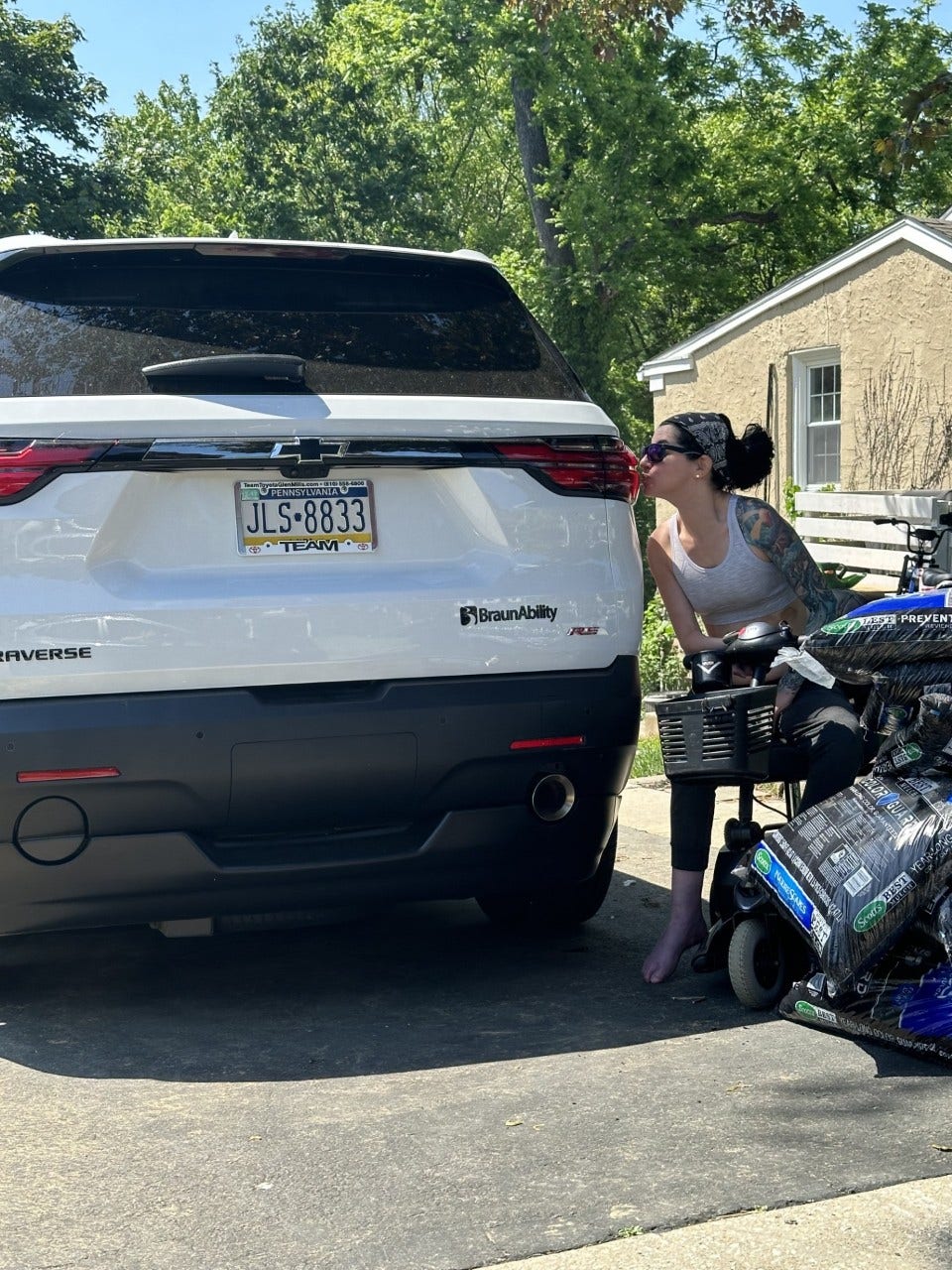 Scarduzio kissing car